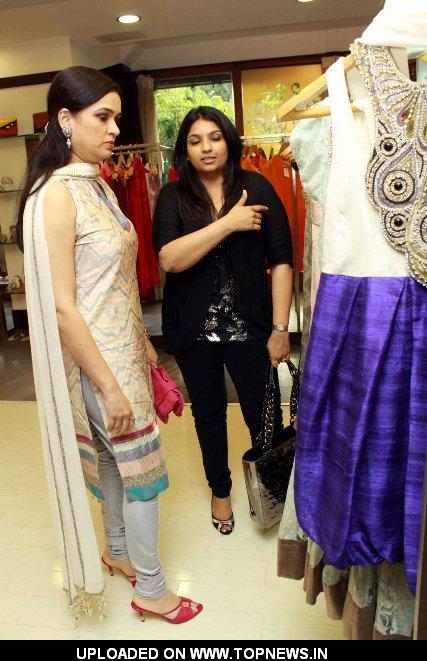 Padmini Kolhapure at Gayatri Khanna's New Collection 2010